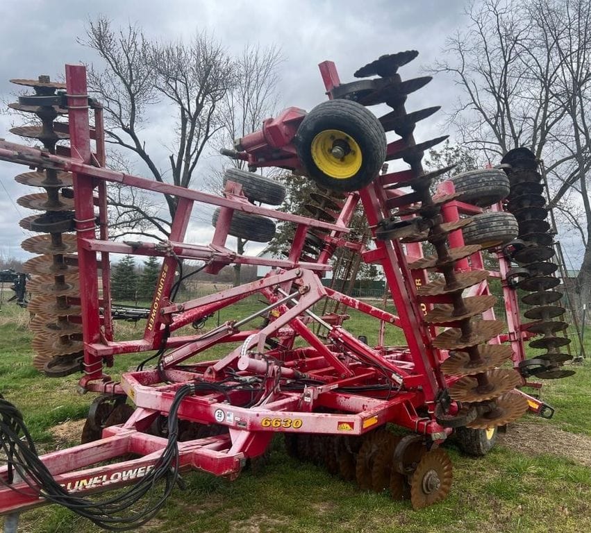2011 Sunflower 6630 Equipment Image0