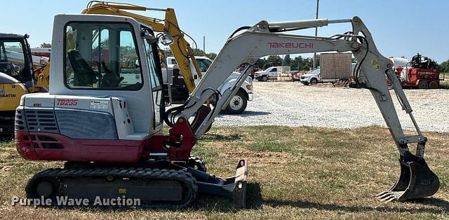 Image of Takeuchi TB235 equipment image 3