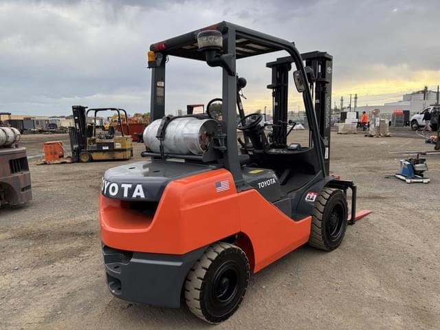 Image of Toyota 8FGU30 equipment image 2