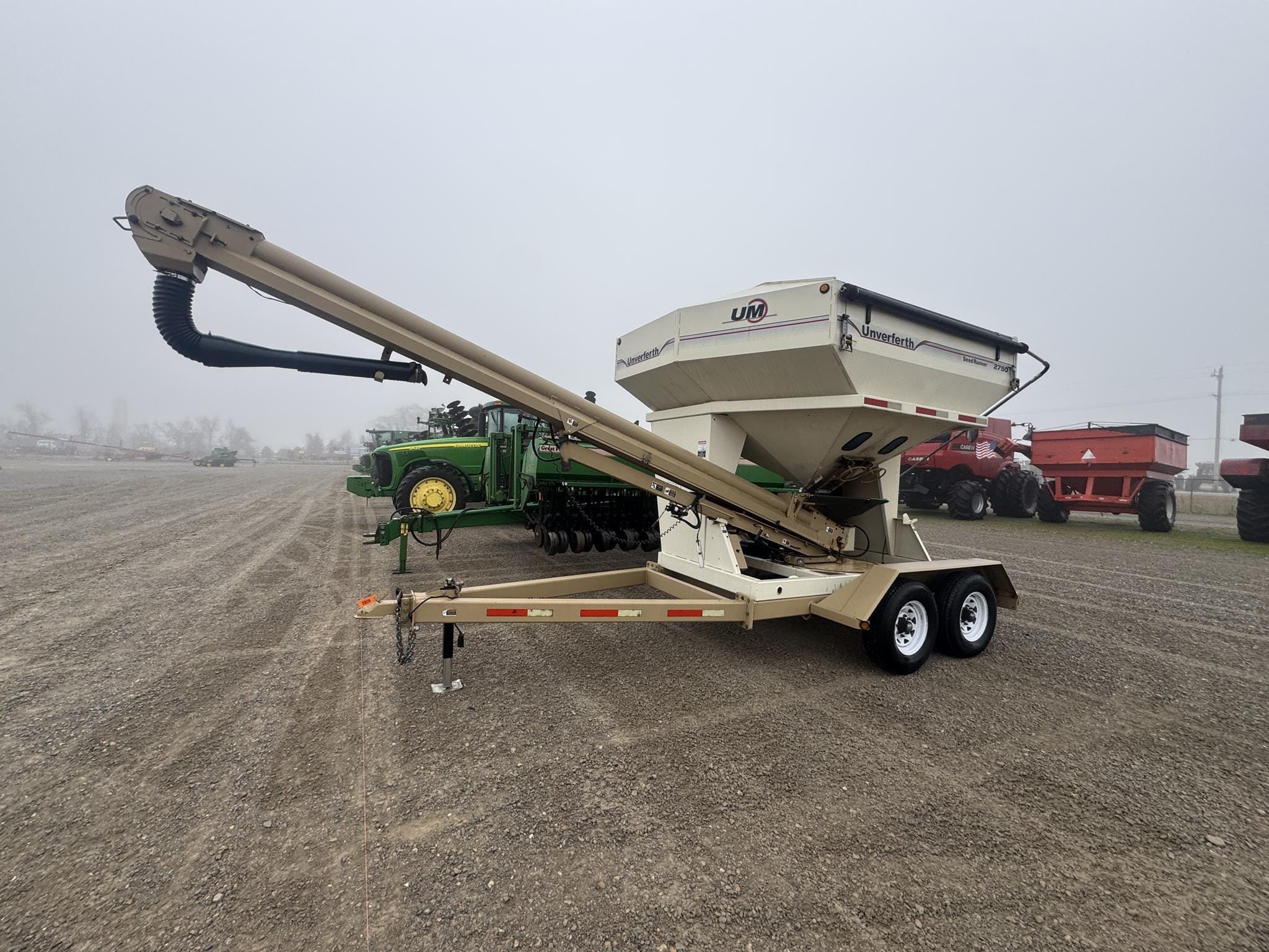 2011 Unverferth Seed Runner 2750 Equipment Image0