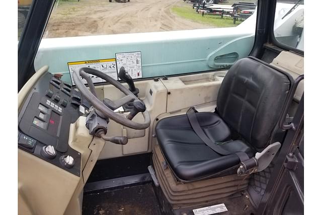 Image of Bobcat V417 equipment image 4