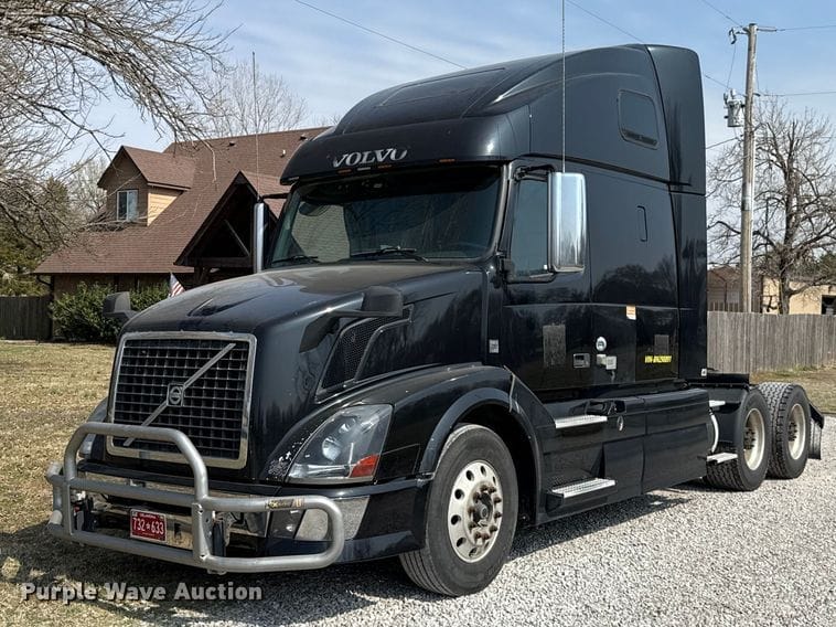 2011 Volvo VN Equipment Image0