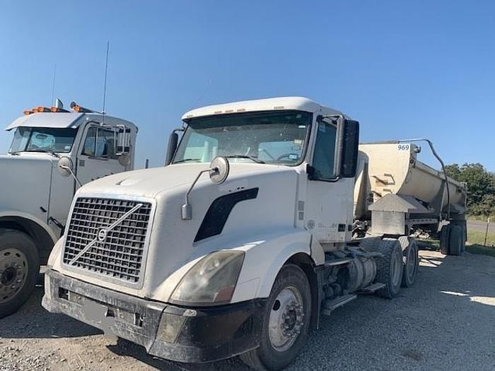 2011 Volvo VNL Equipment Image0