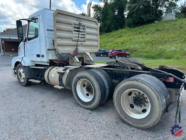 Image of Volvo VNL64T equipment image 2