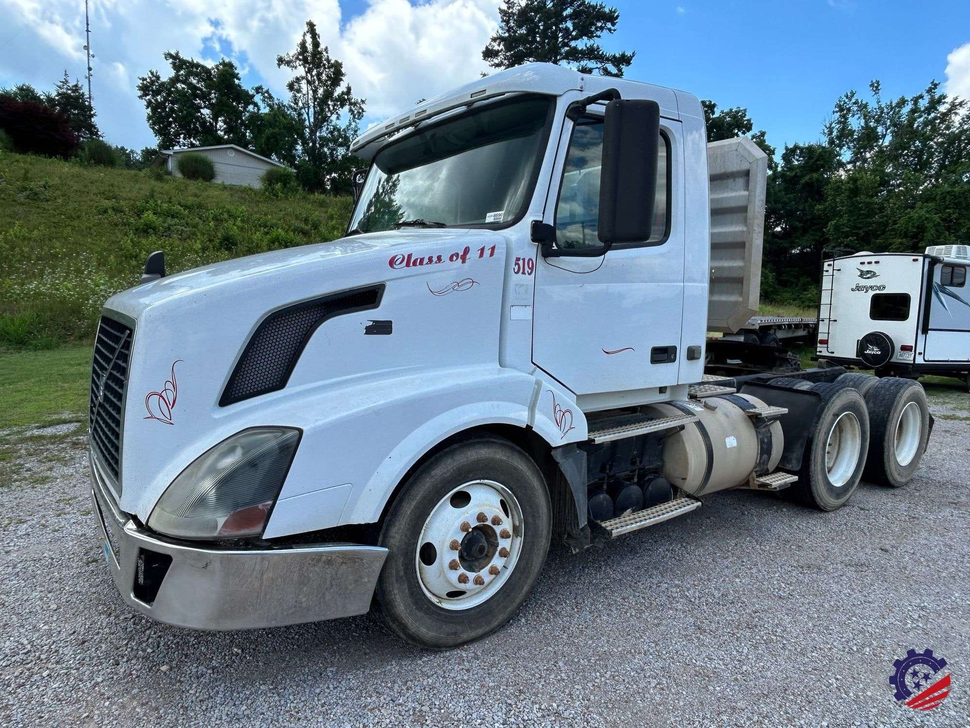 2011 Volvo VNL64T Equipment Image0