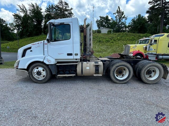 Image of Volvo VNL64T equipment image 1