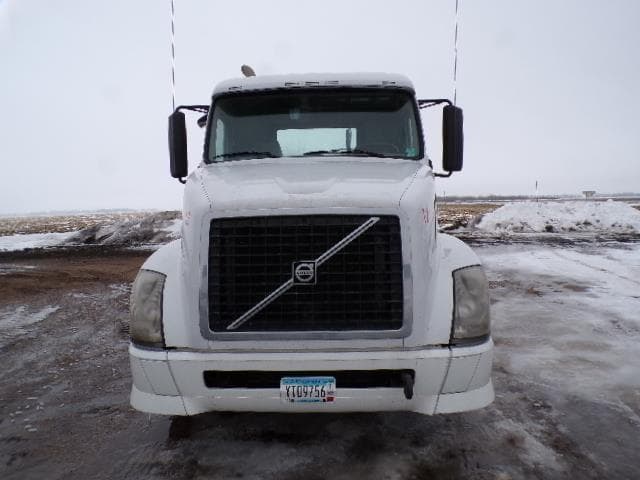 Image of Volvo VNL64T300 equipment image 2
