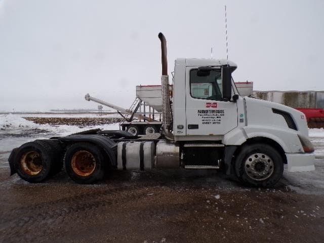 Image of Volvo VNL64T300 equipment image 3