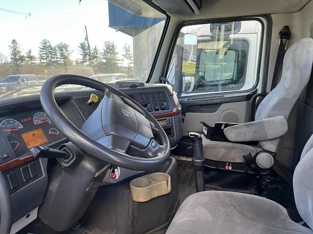 Image of Volvo VNM64T200 equipment image 3