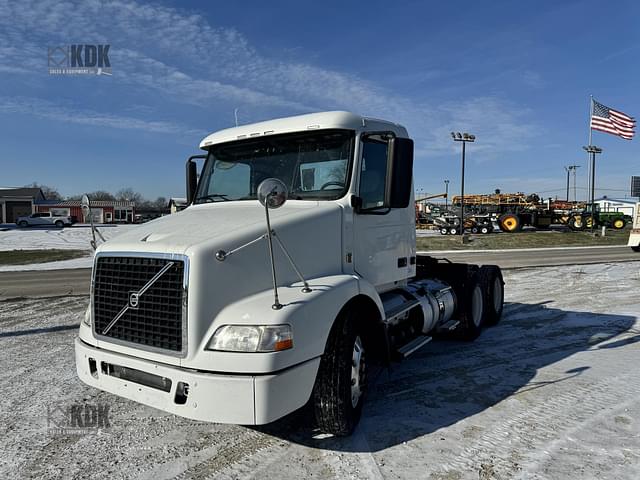 Image of Volvo VNM64T200 equipment image 3