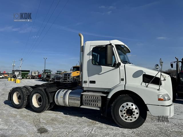 Image of Volvo VNM64T200 equipment image 1