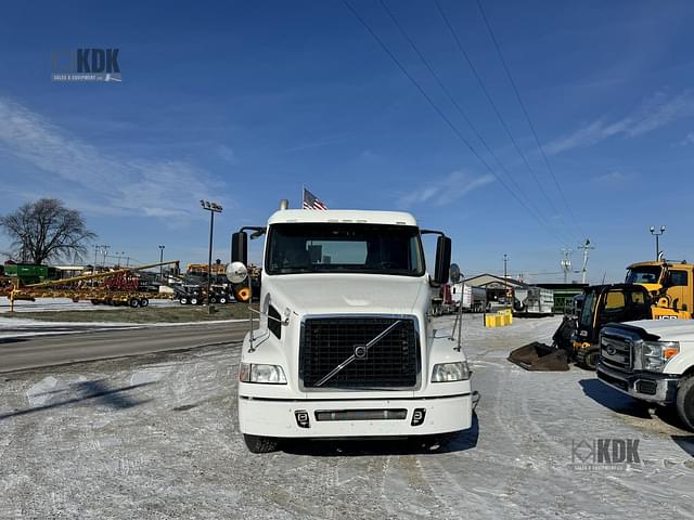 Image of Volvo VNM64T200 equipment image 2