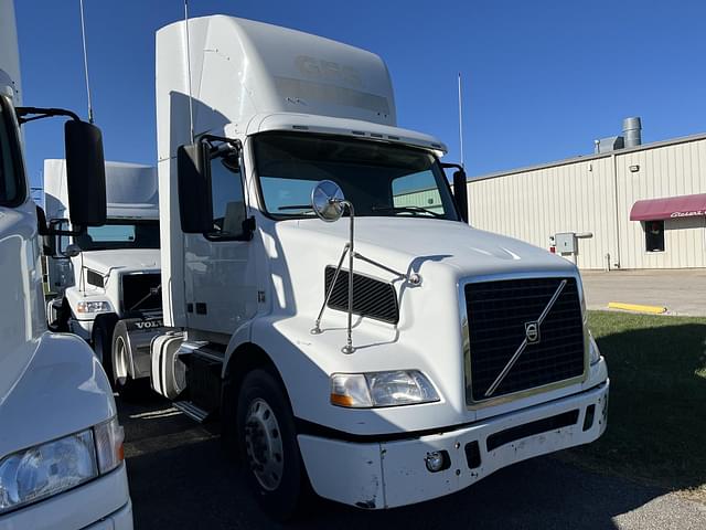 Image of Volvo VNM64T200 equipment image 2