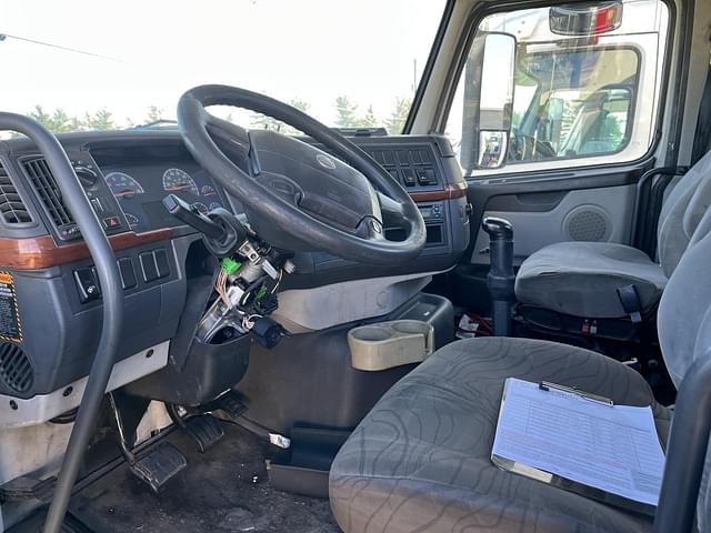 Image of Volvo VNM64T200 equipment image 3