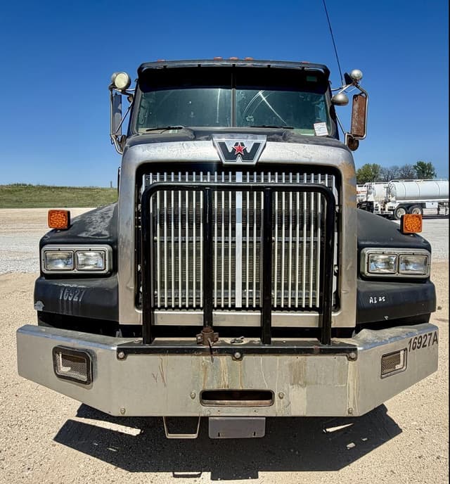 Image of Western Star 4900 equipment image 1