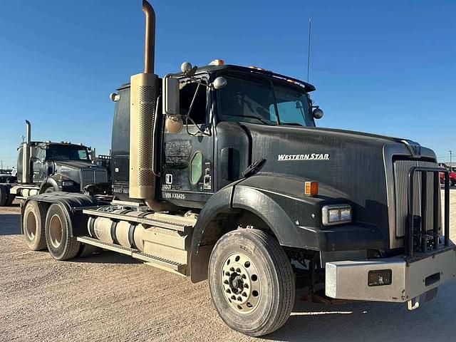 Image of Western Star 4900 equipment image 1