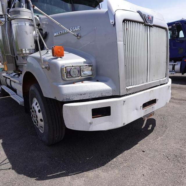 Image of Western Star 4900 equipment image 3