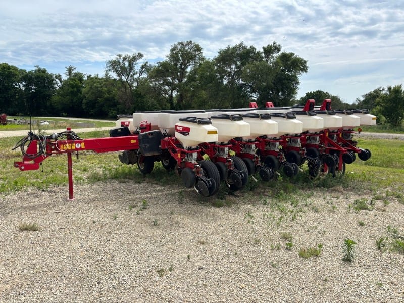2011 White 8186 Equipment Image0