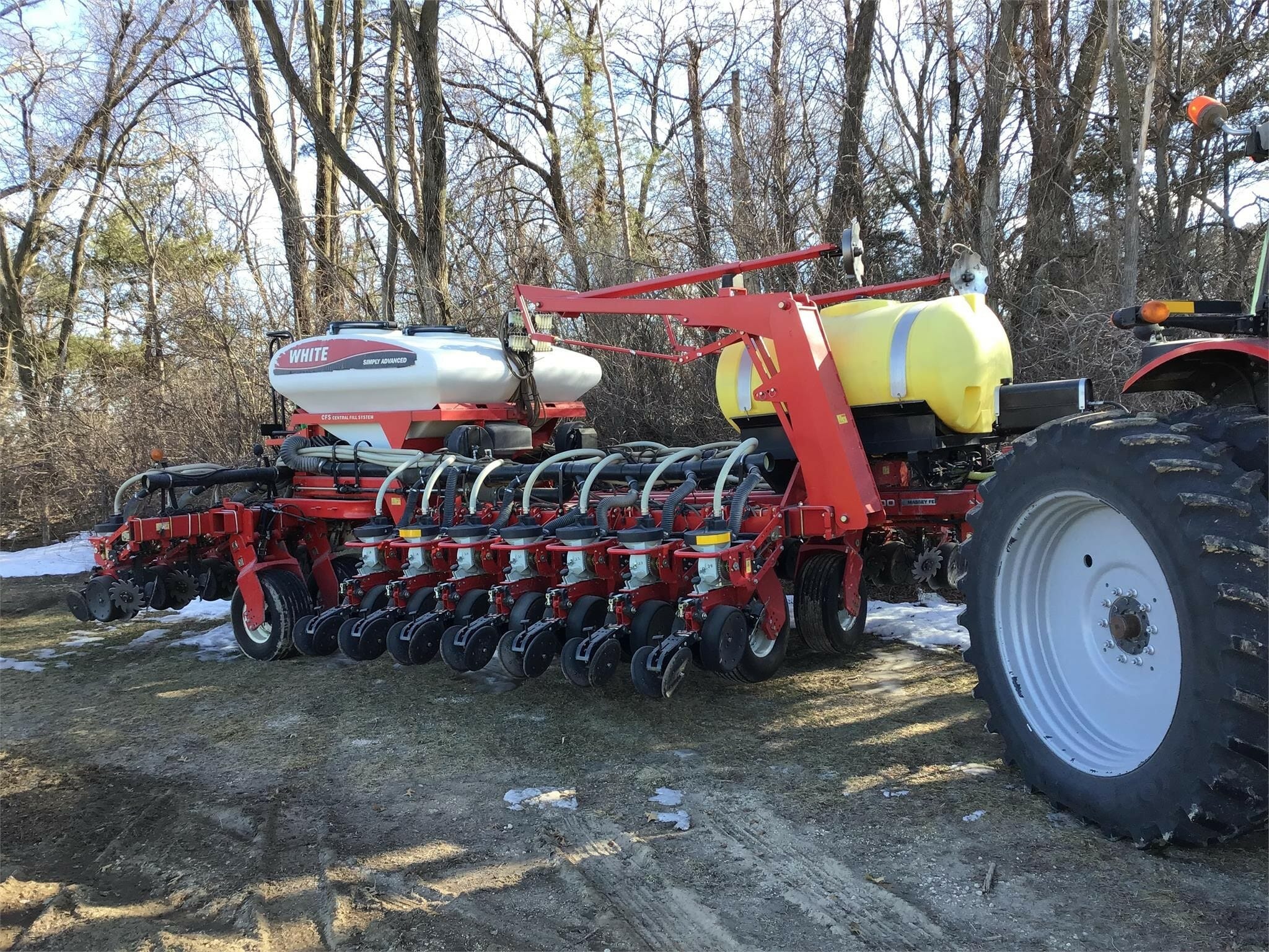 2011 White 8524 Equipment Image0