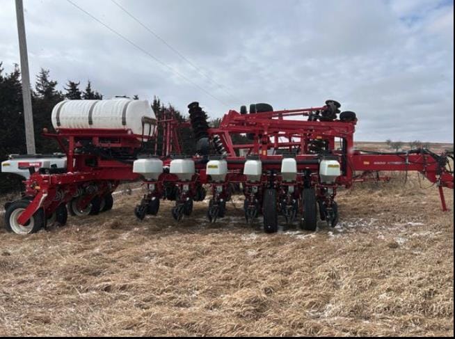 2011 White 8800 Equipment Image0