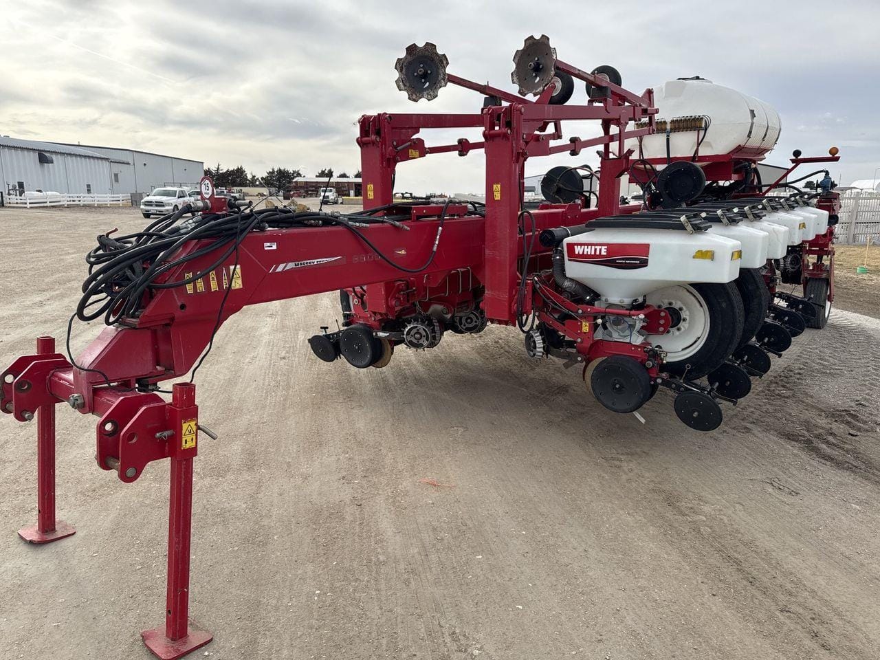 2011 White 8800 Equipment Image0