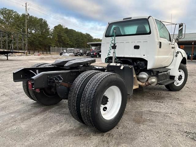 Image of Ford F-750 equipment image 4