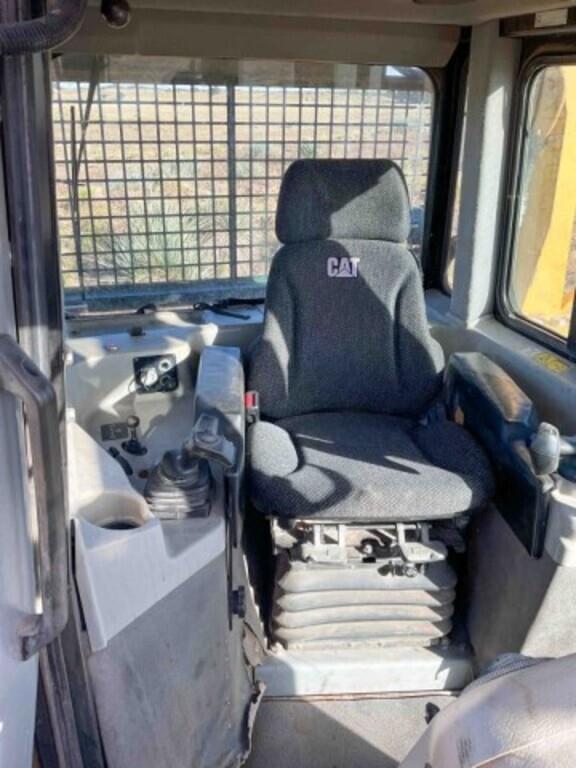 Image of Caterpillar D6T XL equipment image 2