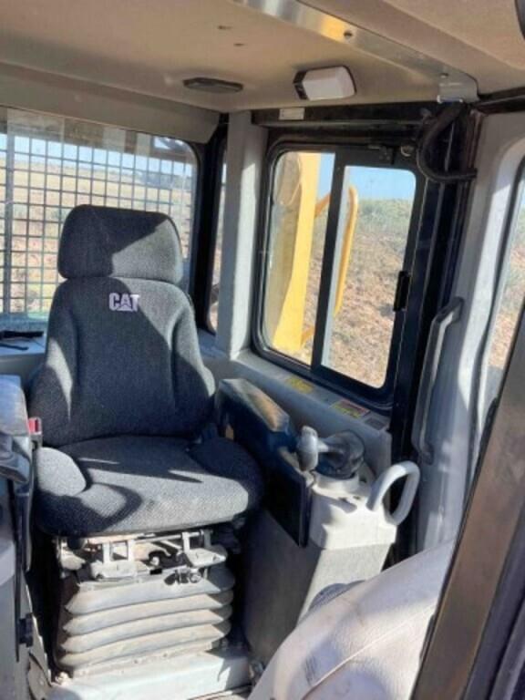 Image of Caterpillar D6T XL equipment image 4