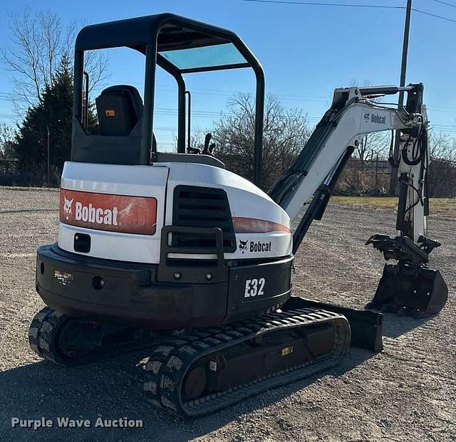 Image of Bobcat E32 equipment image 4