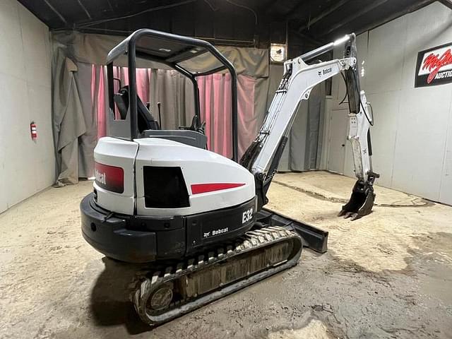 Image of Bobcat E32 equipment image 4