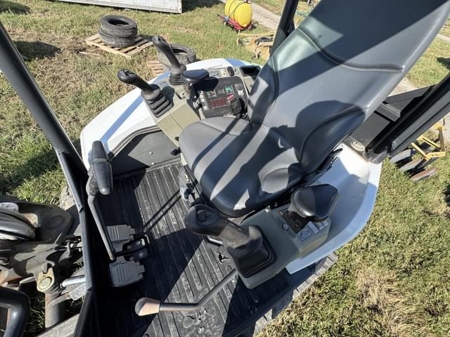 Image of Bobcat E35 equipment image 3