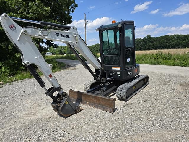 Image of Bobcat E35 equipment image 2