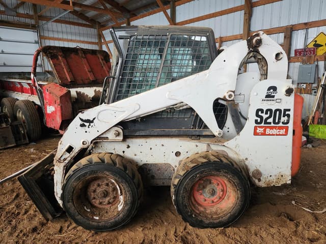 Image of Bobcat S205 equipment image 4