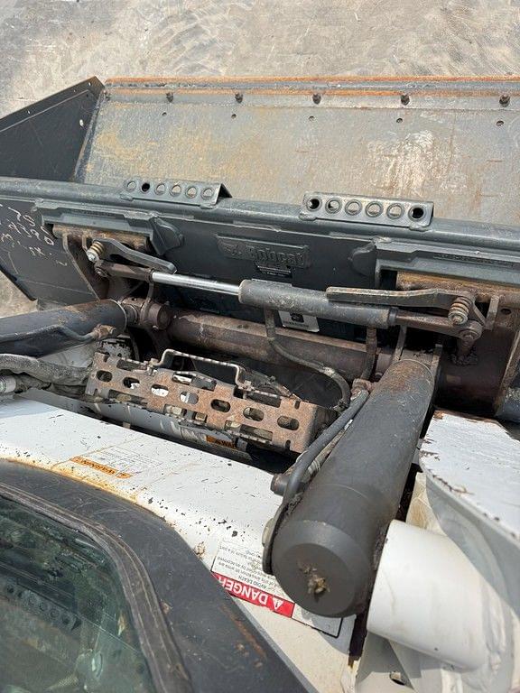 Image of Bobcat T750 equipment image 4