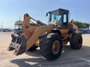 2012 Case 821F Image