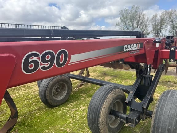 Image of Case IH 690 equipment image 2