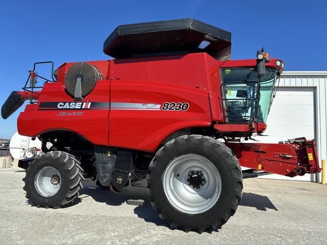 Image of Case IH 8230 equipment image 2