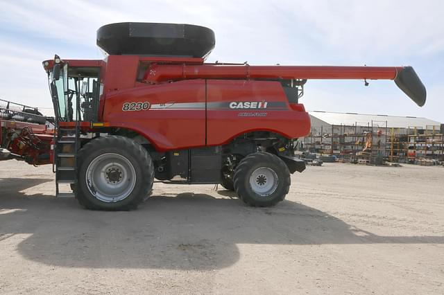 Image of Case IH 8230 equipment image 2