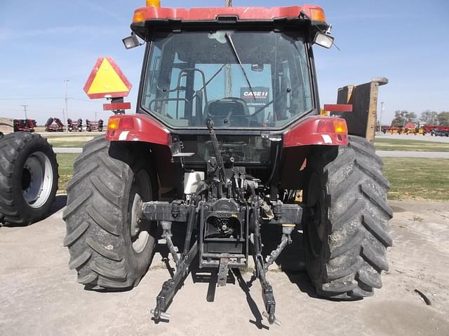 Image of Case IH Farmall 105U equipment image 4