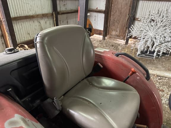 Image of Case IH Farmall 35B equipment image 4