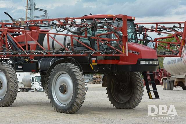 Image of Case IH 3230 Patriot equipment image 3