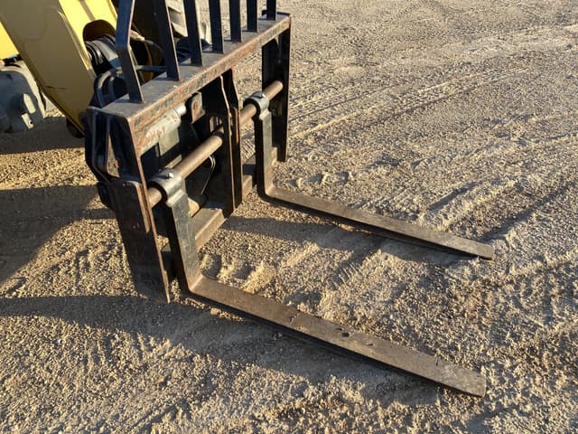 Image of Caterpillar TH407 equipment image 4