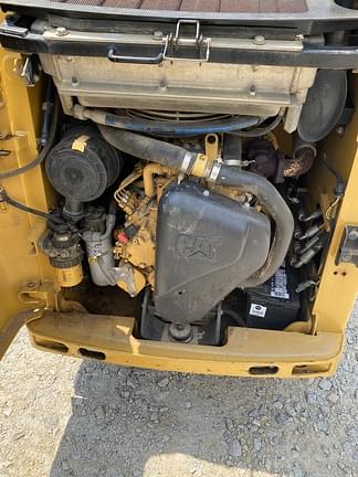 Image of Caterpillar 226B equipment image 3