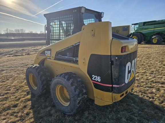 Image of Caterpillar 236 equipment image 2