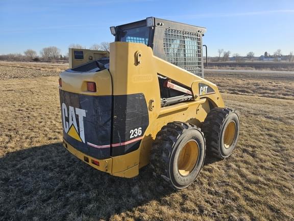 Image of Caterpillar 236 equipment image 4