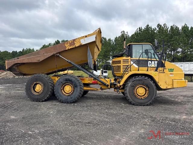 Image of Caterpillar 725 equipment image 1