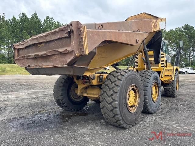 Image of Caterpillar 725 equipment image 2