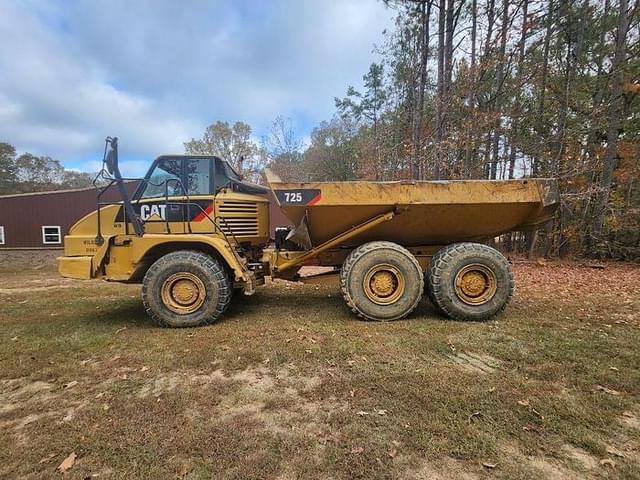 Image of Caterpillar 725 equipment image 2