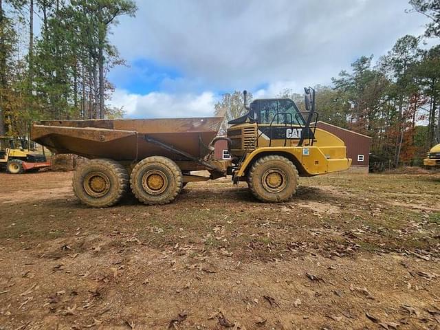 Image of Caterpillar 725 equipment image 1