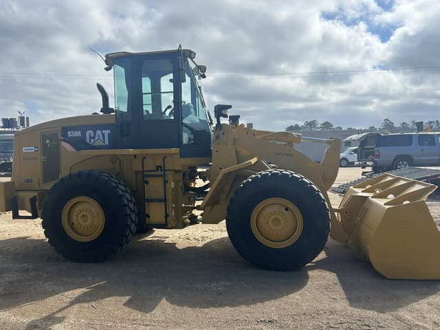 Image of Caterpillar 938H equipment image 3
